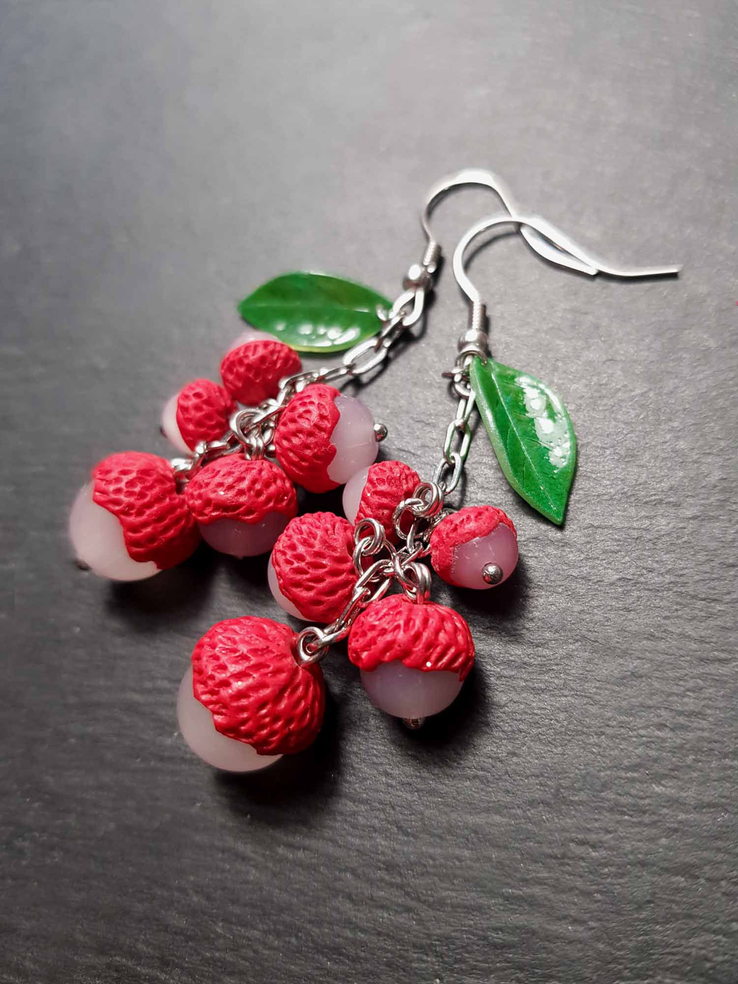 Boucles letchis en grappes & feuilles vertes