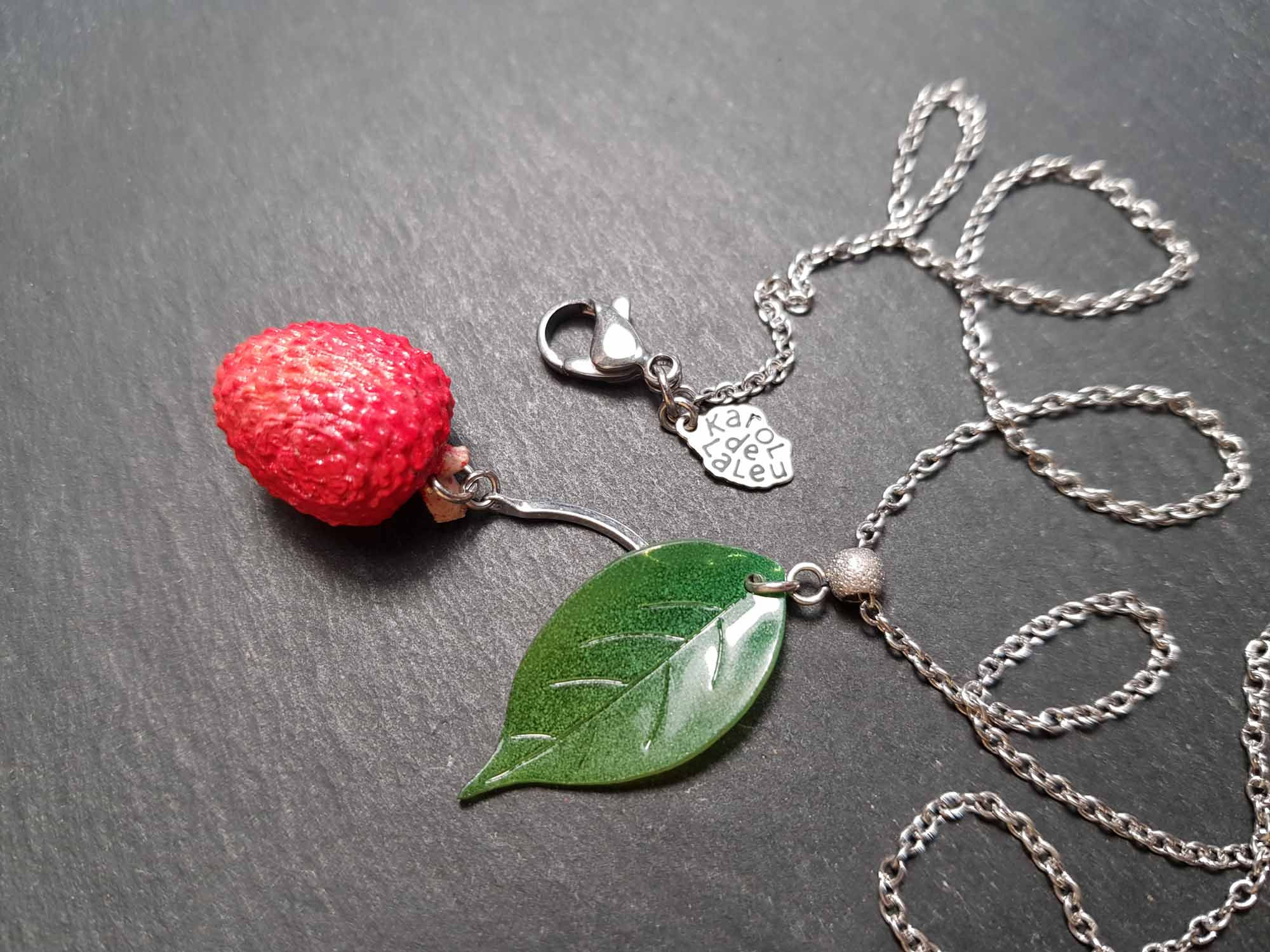 Collier original letchi entier "solitaire" & feuille - 3206