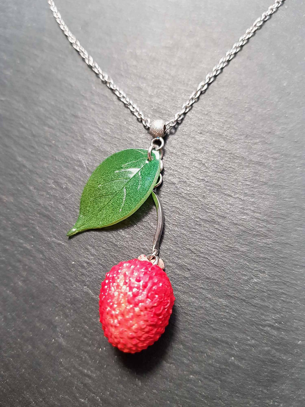 Miniature : Collier original letchi entier "solitaire" & feuille - 3206