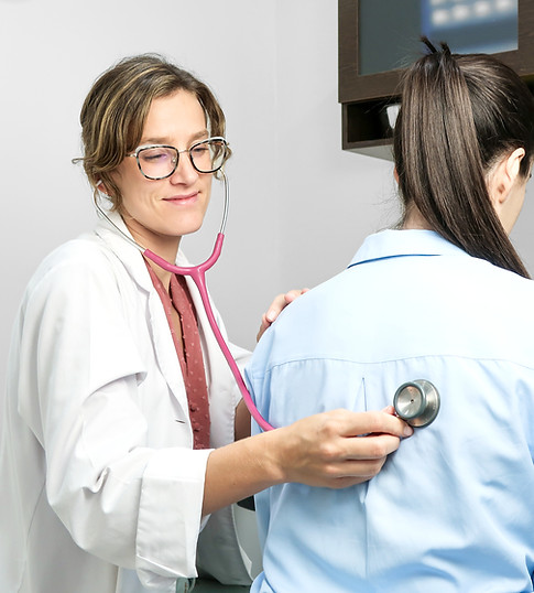 Doctora Blanca Marco auscultando a una paciente en Centro Médico San Mateo Alicante
