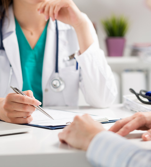 Doctora pasando consulta en Centro Médico San Mateo en Alicante.