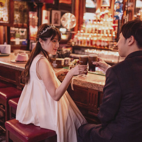 wedded couple sharing Guiness in Stag's Head in Dublin