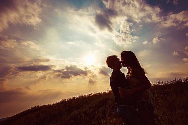 couple kissing under a sunset sky. for astrology blackrock dublin, for astrology readings with astrologer caroline mcelwee