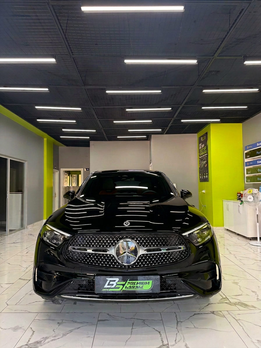 BS Premium Garage atölyesinde siyah Mercedes otomobilin önden görünümü