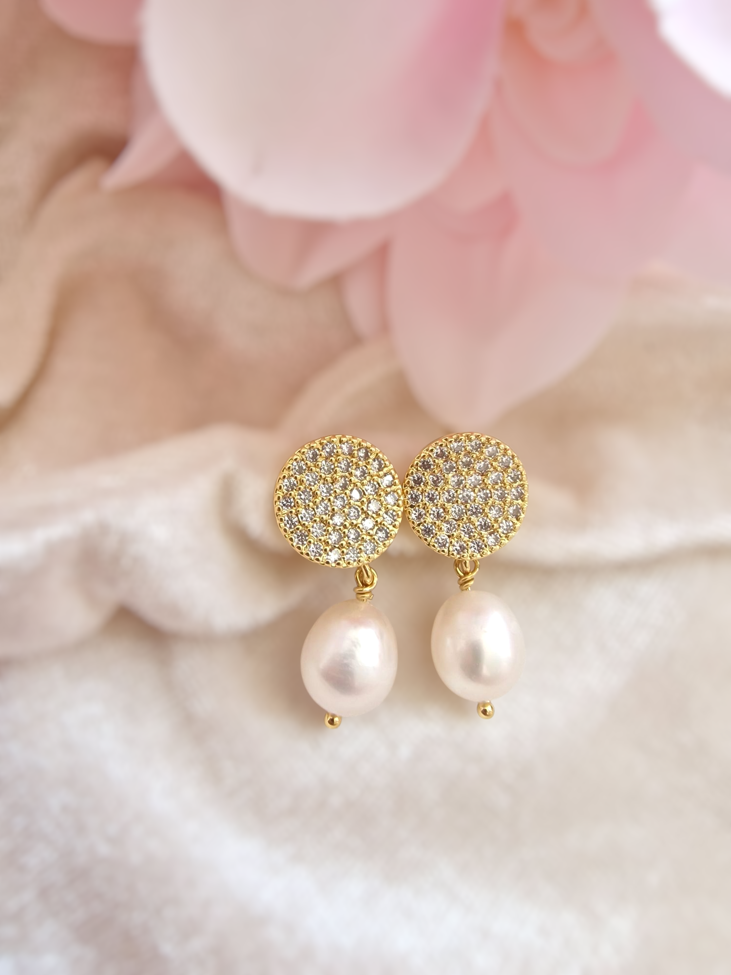 CIRCLE DIMONATE HUGGIE PEARL - Fresh Water Pearl & 18K Gold Plated