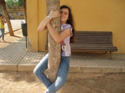 Noa (abrazada a árbol)