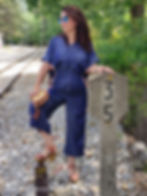 Precioso y elegante mono vaquero con franjas verticales en los lados