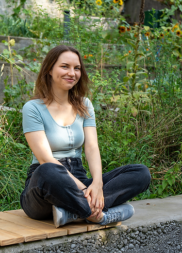 Saskia sitzen auf einer Parkbank