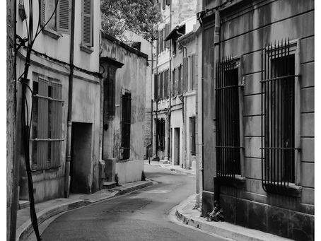 Curvy street, Avignon (France)
