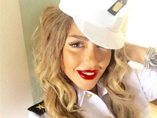 بالصورة - سارة سلامة تشعل "انستغرام" بملابس الشرطة البيضاء