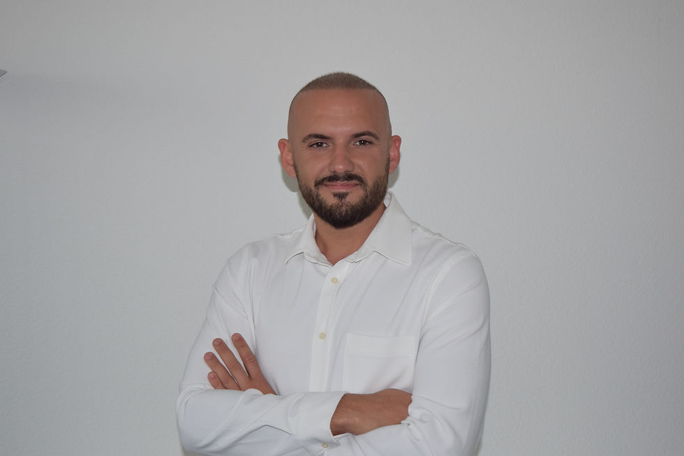 Porträt eines Mitarbeiters der Impex Gebäudetechnik in weissem Hemd vor hellem Hintergrund.