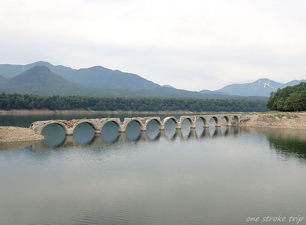 湖に半分沈んだ石造アーチ橋