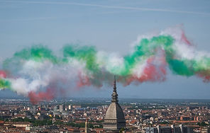 1444x920_mai-2020-nuee-couleurs-drapeau-italien-surplombe-ville-turin-reconnaissable-emble