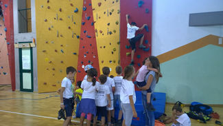 Bambini arrampicano palestra; lezione InMountain Guides