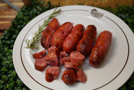 Outro clássico que não pode faltar é a linguiça brasileira.  Se você está nos EUA e procura aquele sabor típico de churrasco, essa é uma das melhores escolhas.    No Rodeio Grill, a linguiça é preparada do jeito que o brasileiro gosta: bem temperada, suculenta e cheia de sabor.