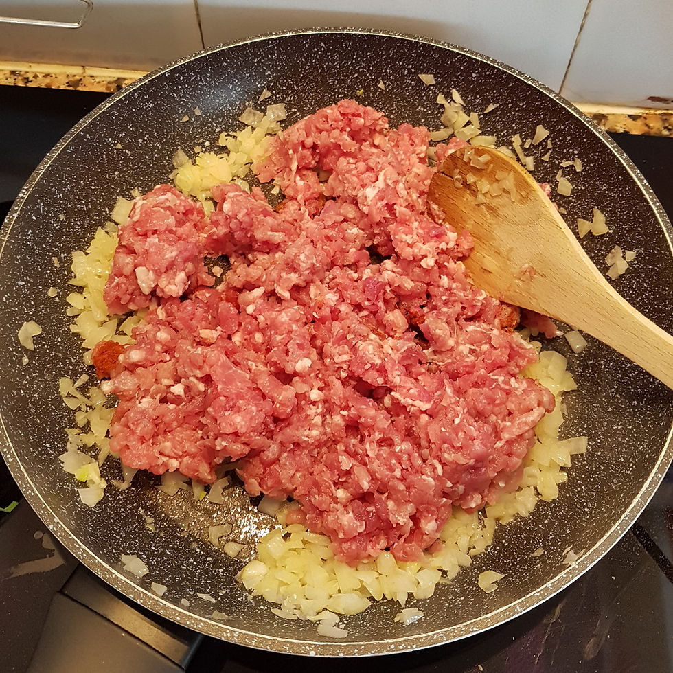 add minced meat to the frying pan