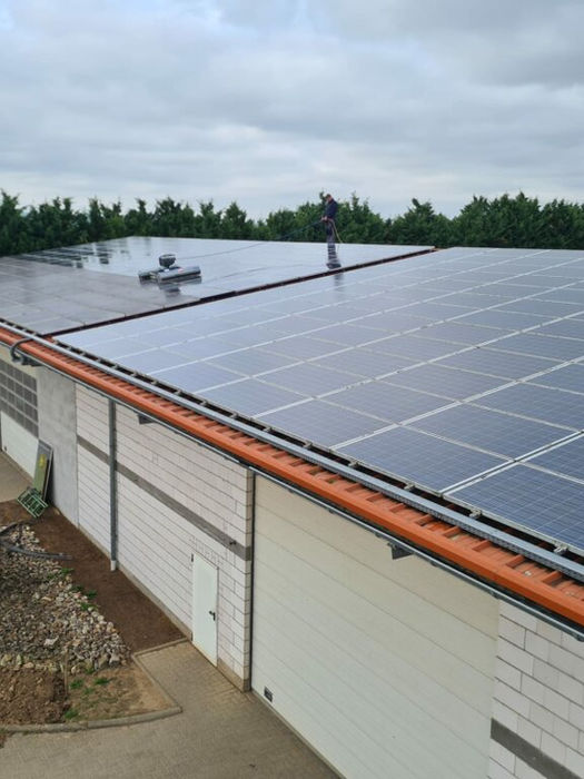 Gebäude mit Solarpaneelen auf dem Dach