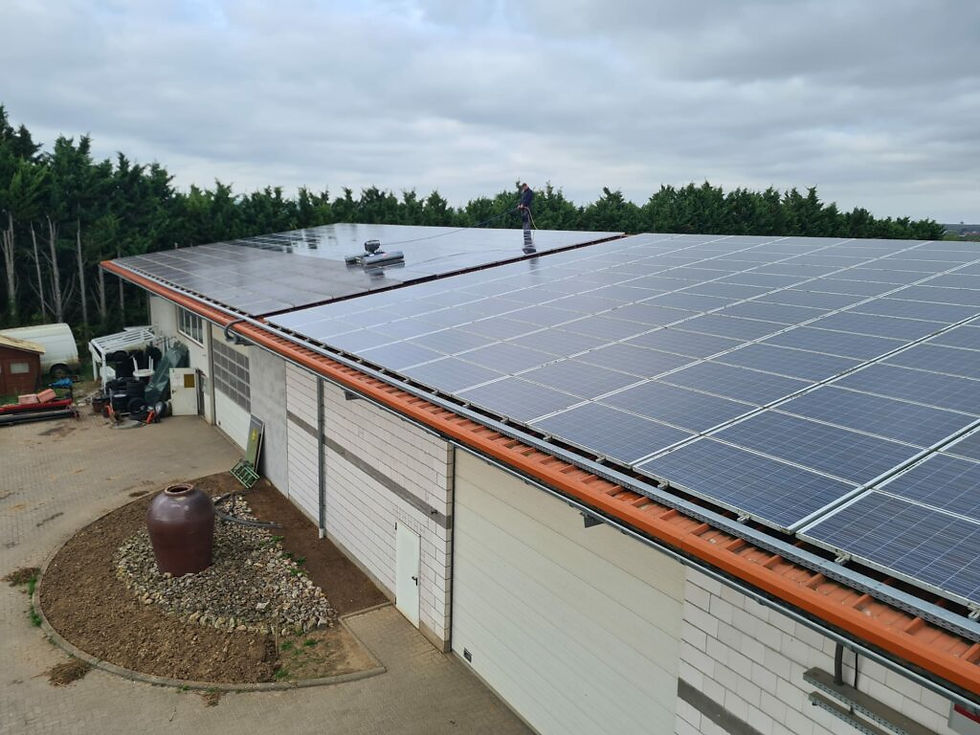 Gebäudedach mit Solarpaneelen
