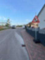 Straßenschild mit Arbeiter, Baustelle, Straße, Haus, Himmel, Warnung. My Site 35