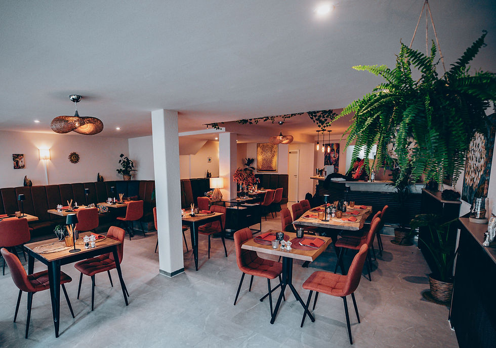 Eleganter Innenraum des Trattoria Vito, mit modernen Sitzmöbeln und stilvoller Dekoration.