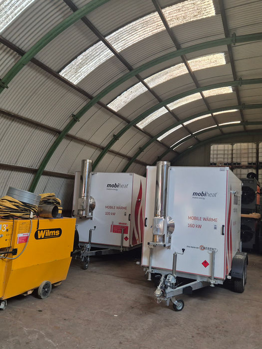 Mobile Heizgeräte und Trockner in Lagerhalle