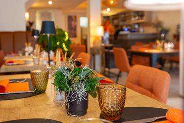 Nahaufnahme einer dekorativen Pflanze auf einem gedeckten Tisch im Restaurant.