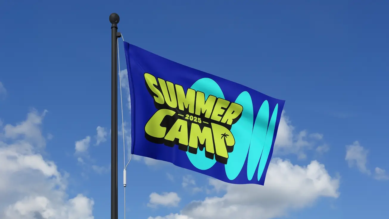 Bandeira com fundo azul vibrante exibindo o logo 'Summer Camp 2025' em amarelo com sombra preta, hasteada sob um céu claro com algumas nuvens.