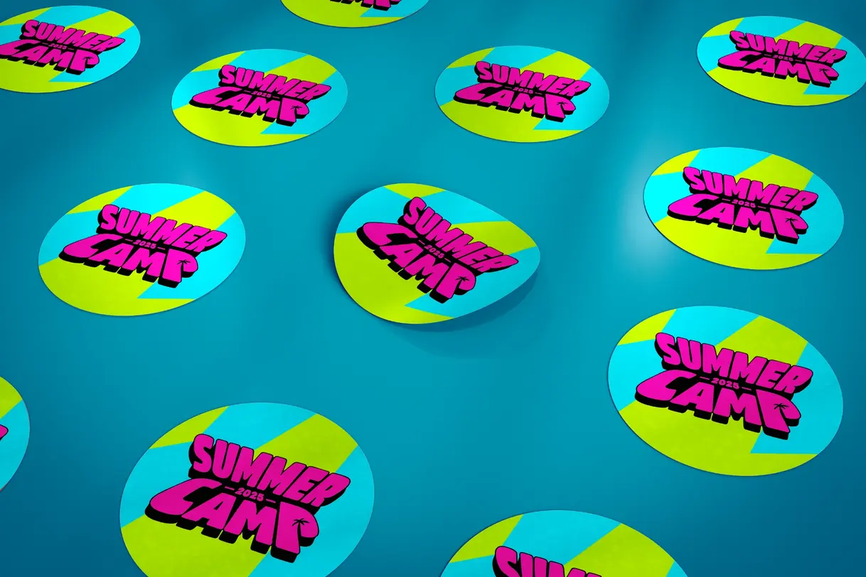 Adesivos redondos com o logo Summer Camp 2025 em diferentes combinações de cores da paleta oficial, sobre fundo azul brilhante.