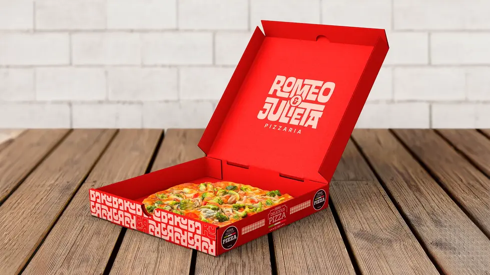 Embalagem de pizza da Romeo & Julieta em vermelho e branco.