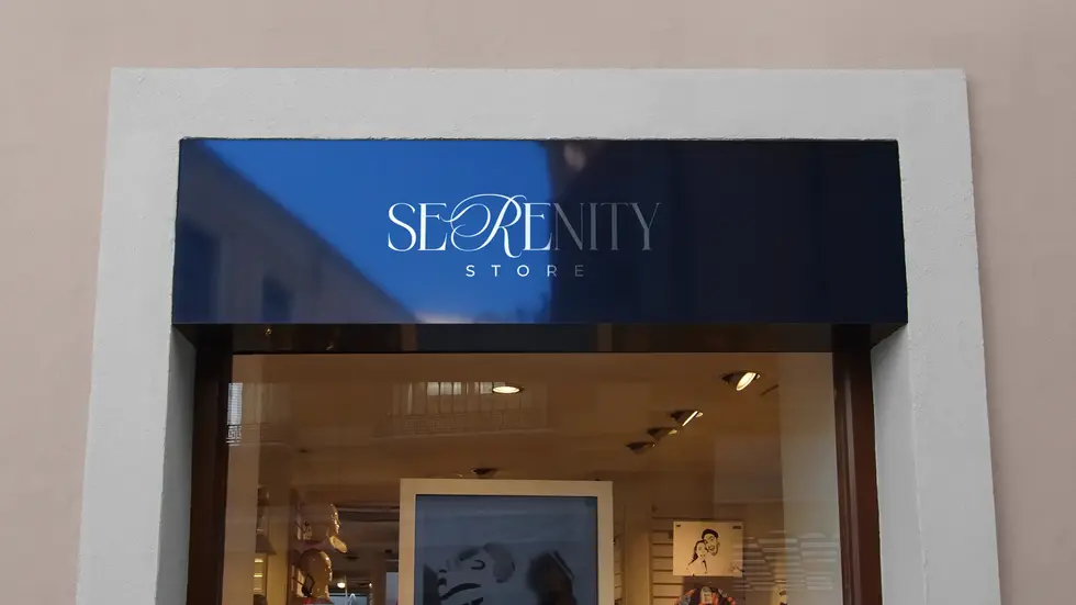 Letreiro da Serenity Store aplicado na fachada de loja física.