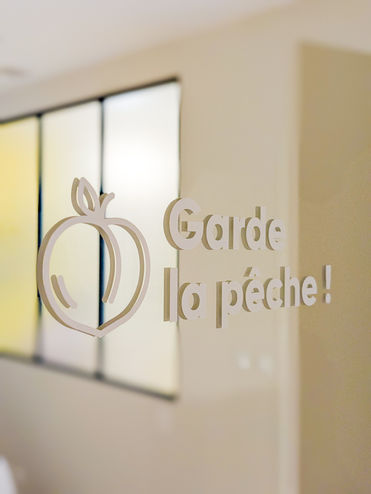Détail design miroir et jeux de mots – Studio Fessialiste Vignon

