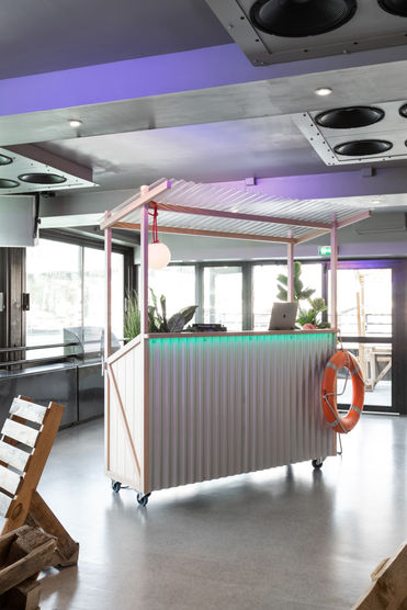 Architecture intérieur du bar-restaurant flottant Le Mazette à Paris en collaboration avec Zamak. Du mobilier dessiné sur-mesure inspiré des bords de Seine