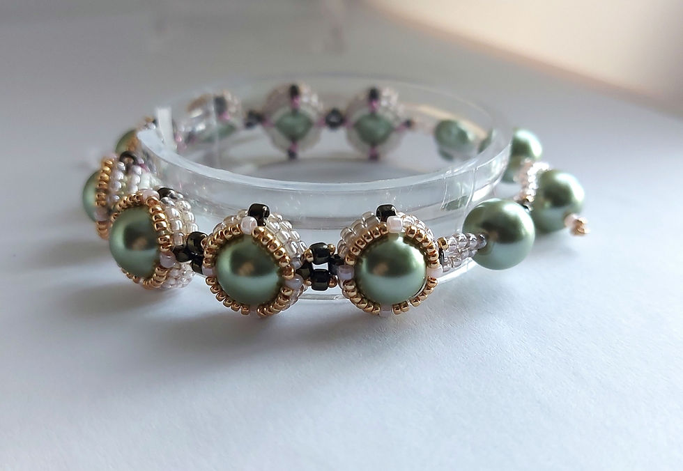 Thumbnail: Framed pearls bracelet