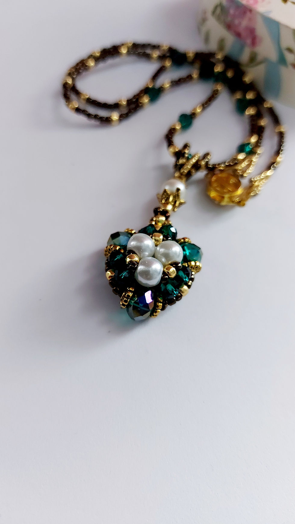 Thumbnail: Green and pearls triangular pendant