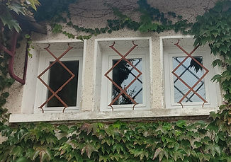 3 petites fenetres 1 vantail avec grille de défense vue exterieur
