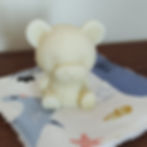 savon à l'amande douce sous forme de petit ours pour enfant, sur une lingette coton