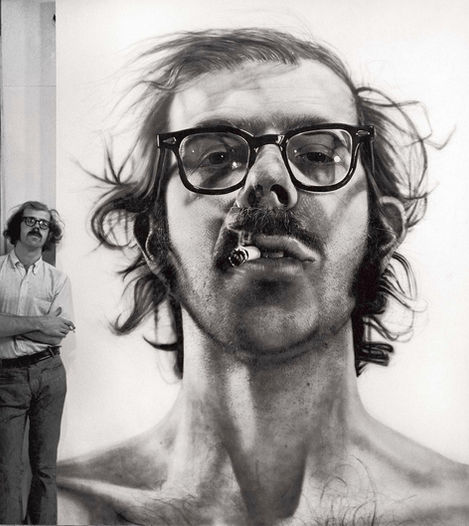 Chuck Close, artista de cuadros monumentales y una caída monumental, muere a los 81 años