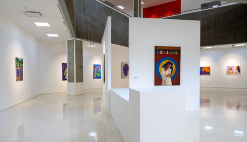 Con obras de coleccionistas del artista Enriquillo Amiama