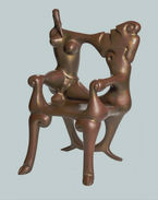 Iván Tovar 1942-2020 La chaise adulte. 1971. Escultura en bronce dorado. 60 x 38 x 38 cm Colección Rizek Guerrero