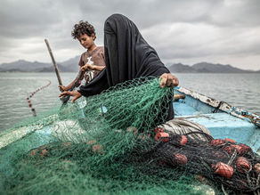 Retrato de madre de nueve hijos con velo que  pesca en Yemen gana el premio World Press Photo 