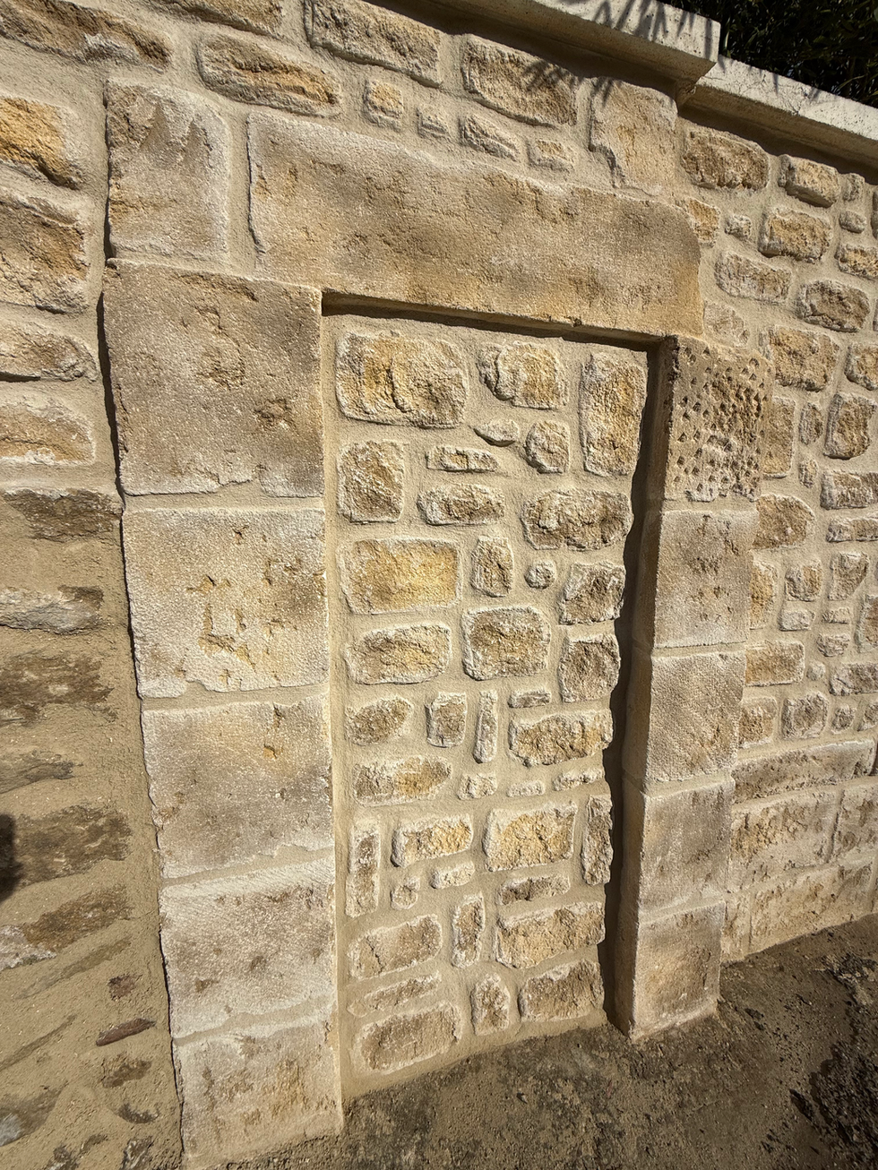 Encadrement de porte en imitation pierre réalisé à la main à Aigues-Vives Gard
