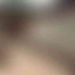 Mur extérieur en parpaings bruts avant rénovation, terrasse carrelée et structure existante avant réalisation d’un parement en imitation pierre par L’Artiste Pierres dans le Gard.