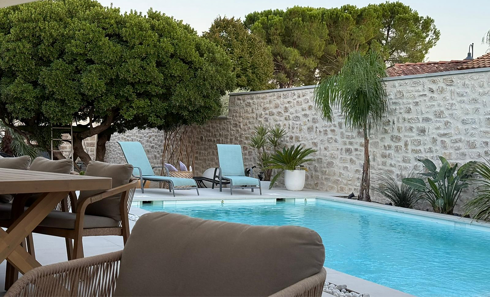 Contour de piscine en pierre : valorisation extérieure premium et durable.