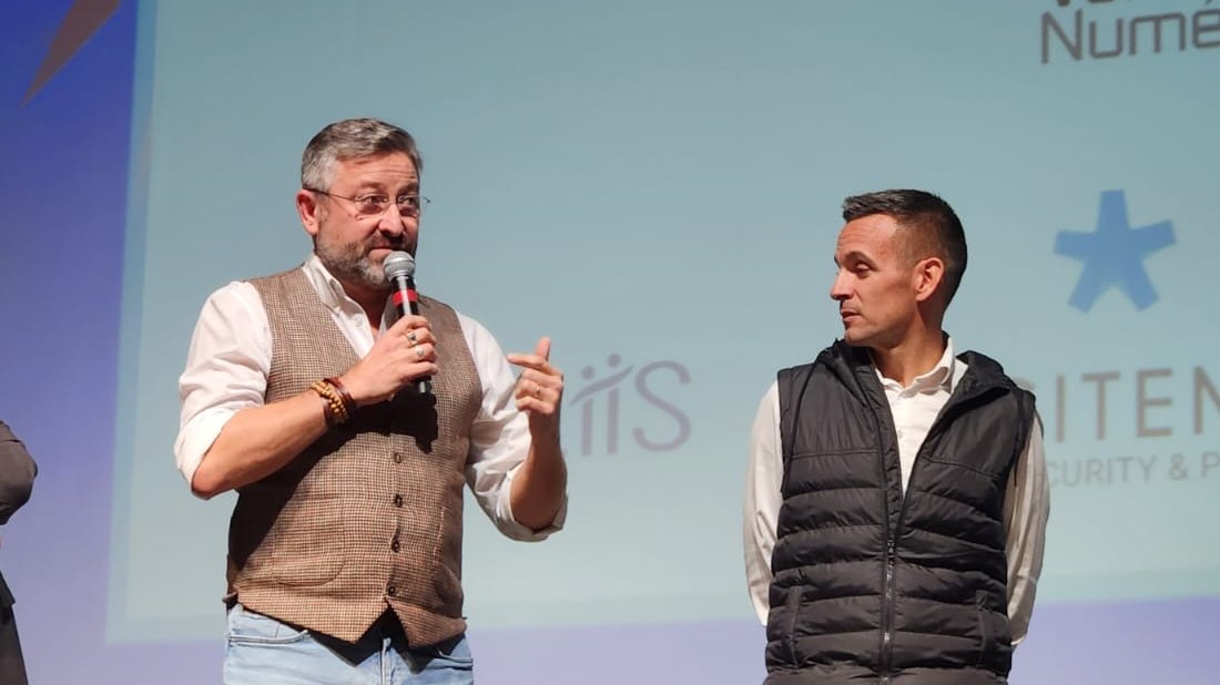 Hervé Le Roch animant une table ronde sur scène