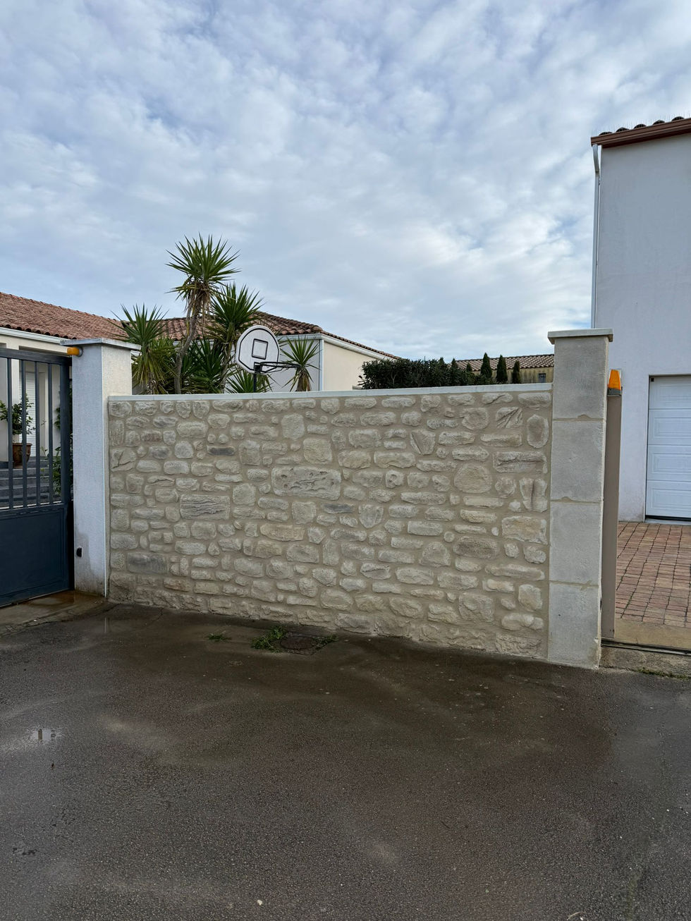 Mur de clôture en imitation pierre bâtie à Codognan dans le Gard réalisé par L’Artiste Pierres