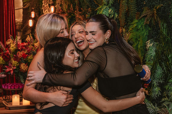 Jovem mulher, alegre, celebrando a formatura ao lado dos amigos. Festa de formatura.