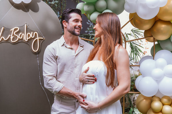 Casal feliz celebrando a gravidez em um chá de fraldas