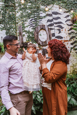 Casal feliz comemora com a filha o seu primeiro aniversário