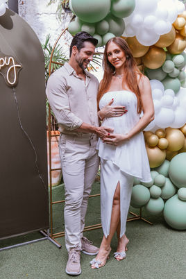 Casal feliz celebrando a gravidez em um chá de fraldas