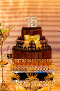 BOLO 15 ANOS ANIVERSÁRIO CHOCOLATE DECORADO COM LAÇO AMARELO 